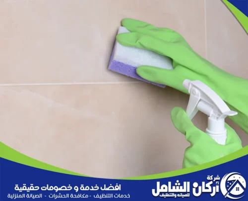 إزالة الدهون من الجدران باستخدام إسفنجة ومنظف آمن يضمن تنظيف فعال دون التأثير على الطلاء أو اللون.