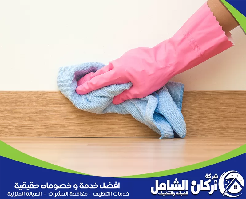 تنظيف احترافي للأسطح الخشبية باستخدام مايكروفايبر لحماية الطلاء وتقديم نتيجة دقيقة وآمنة دون خدش أو تلف.