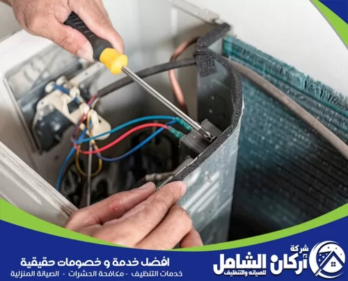 الفرق بين تنظيف المكيف وصيانته فحص توصيلات مكيف سبليت الداخلية قبل الصيانة لتحديد موضع الخلل بدقة.
