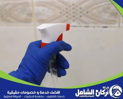 تنظيف فواصل الحمام برش آمن يزيل البقع والرطوبة من الجدران بدقة.