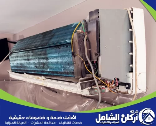 الفرق بين تنظيف المكيف وصيانته متابعة ملف التبريد والأسلاك داخل مكيف سبليت قبل تنظيفه بغطاء حماية للجدار.